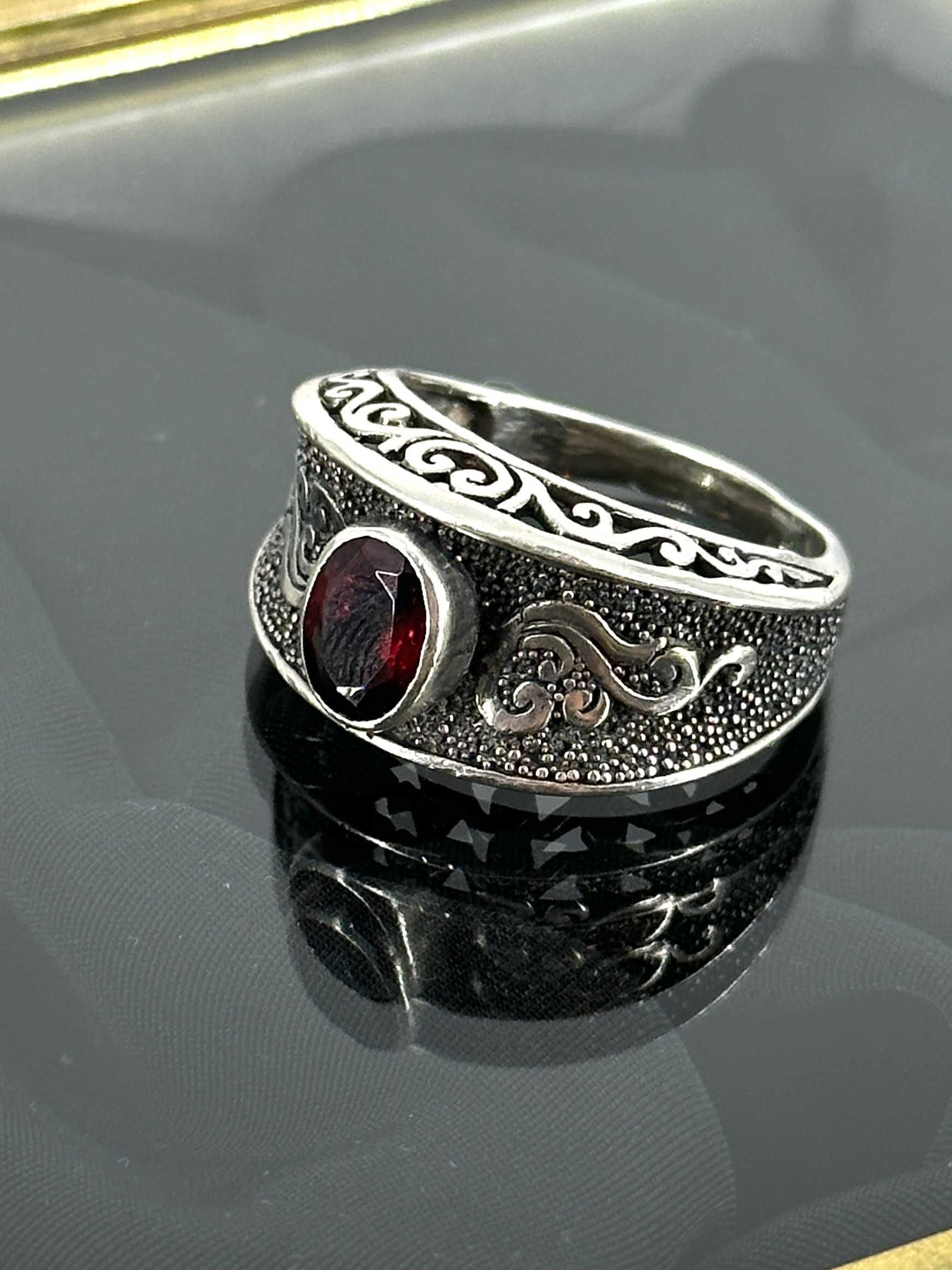 Srebro - Srebrny pierścionek secesyjny z Granatem - oryginał ok. 1900r