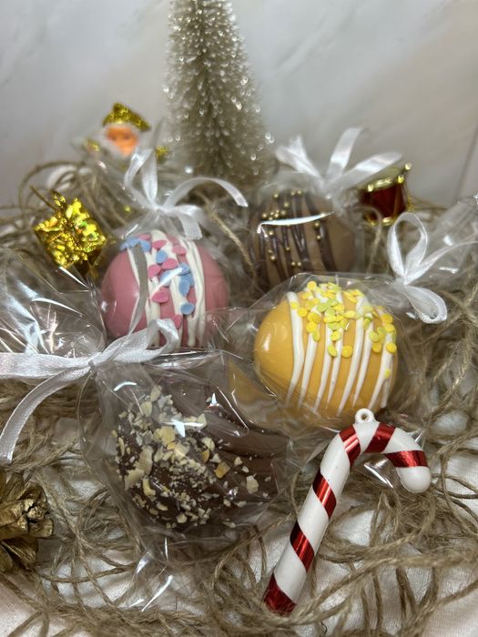 Новорічні подарунки цукерки печиво шоколадні кульки какао бомбочки