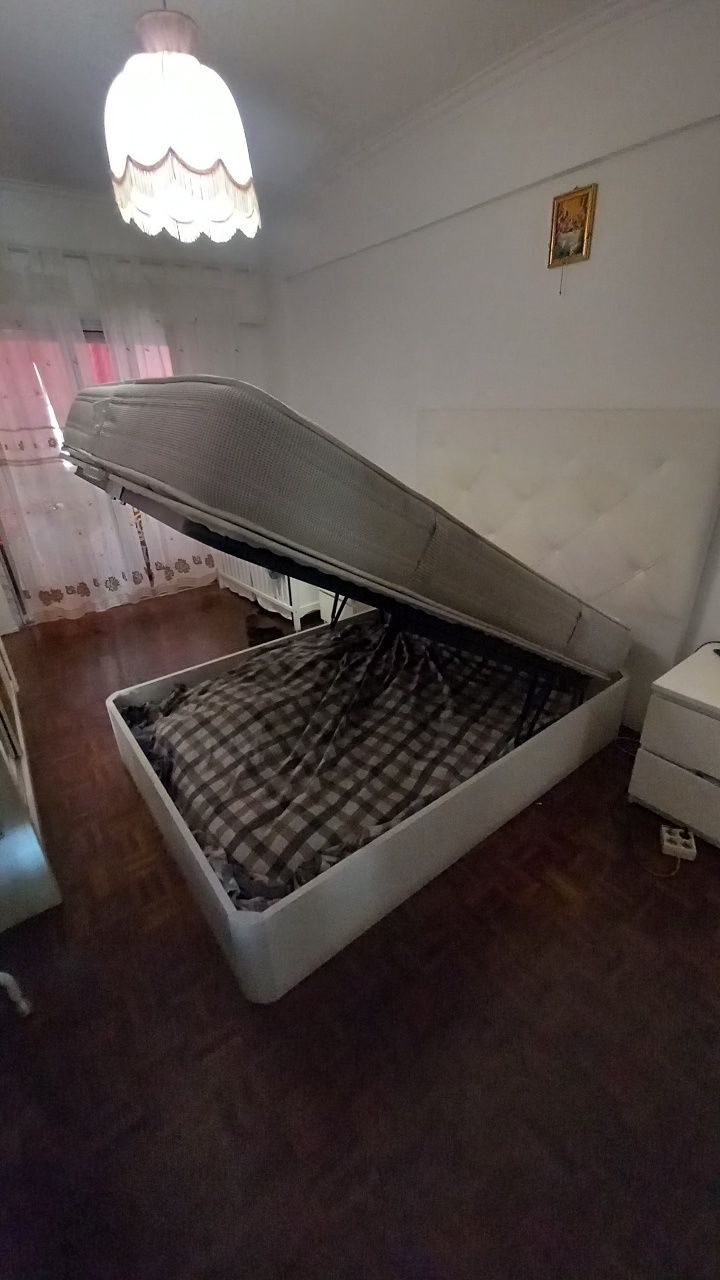 Vende-se cama  com colchão branca e duas banquinhas