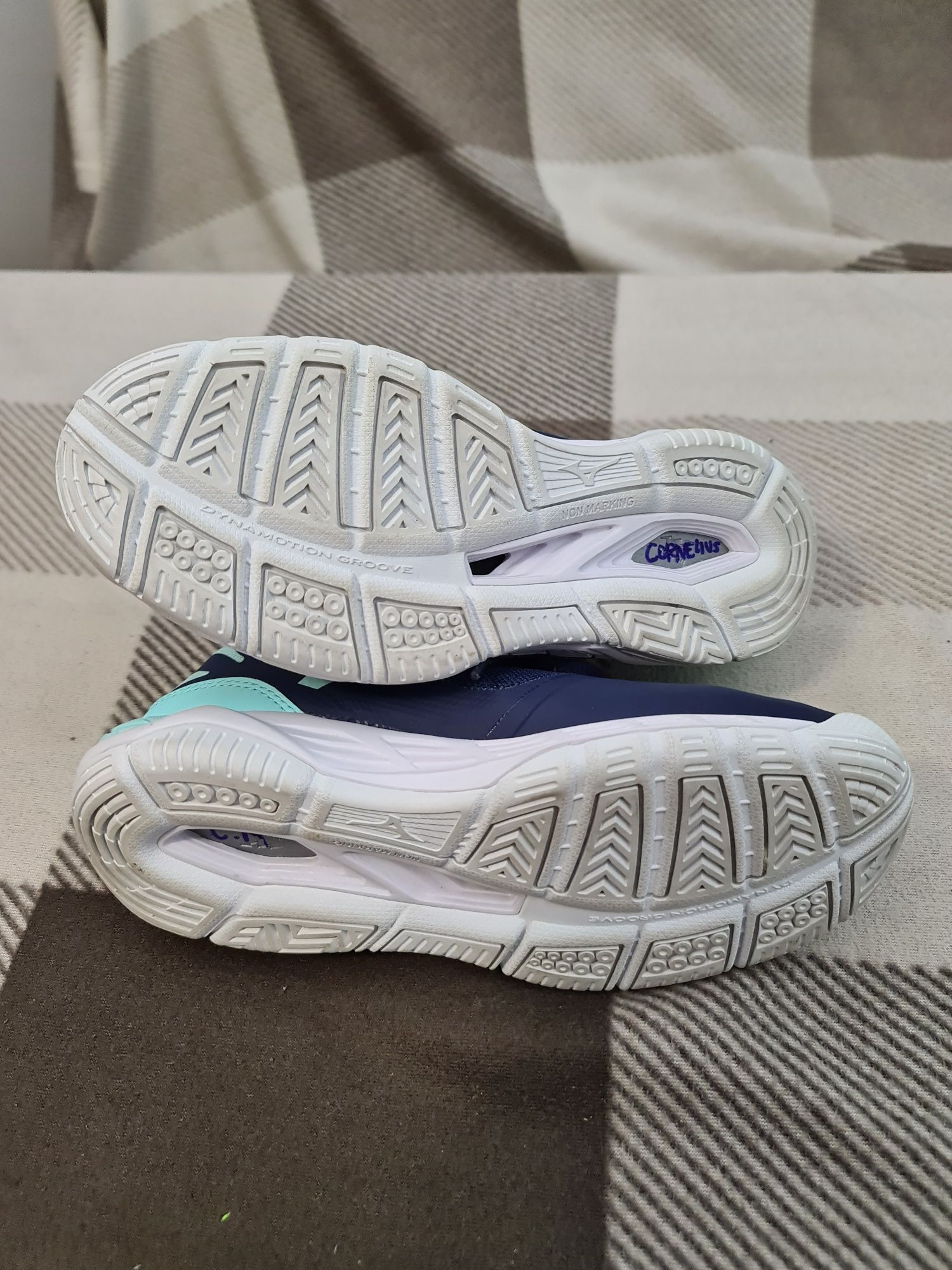 Buty sportowe damskie MIZUNO rozm. 37 WF siatkarskie badmington tenis