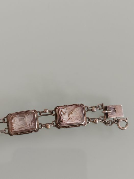 Lindo pulseira de prata antiga com camafeus.. Marca de prata no fecham