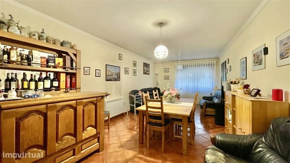 T2 Duplex-1ª linha de Mar-Aver-o-Mar-Aparcamento