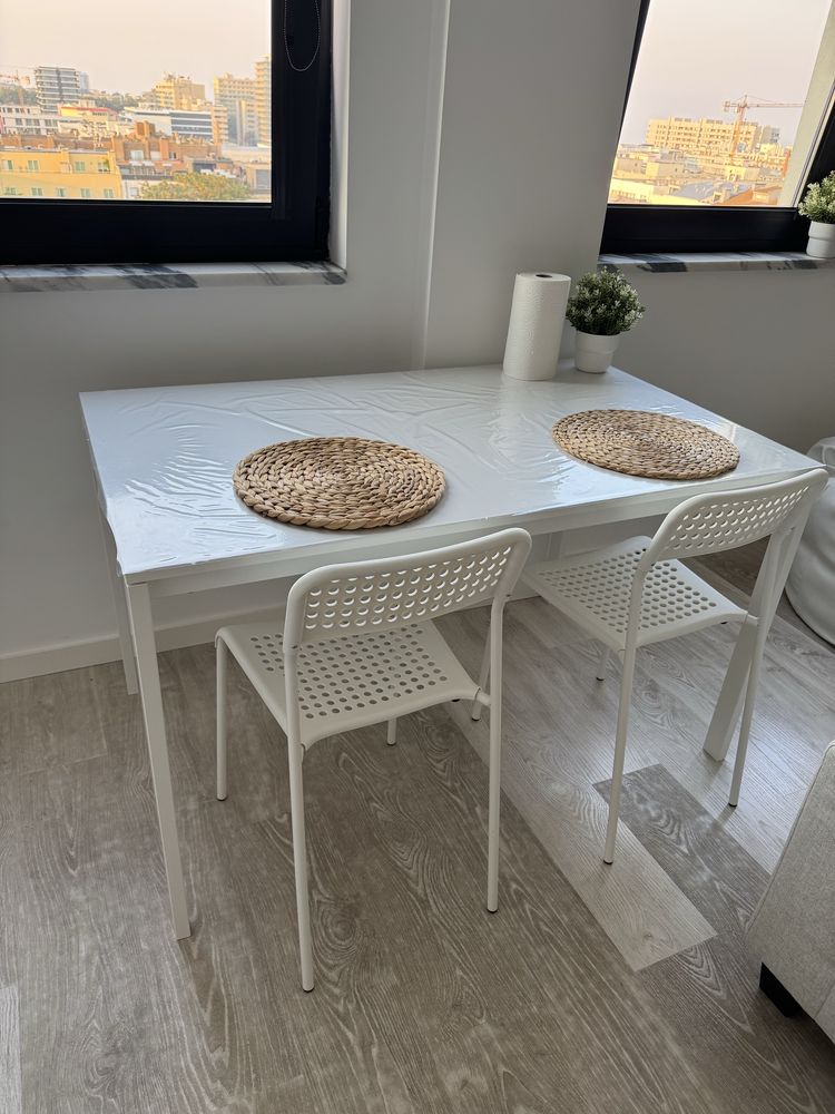 Mesa com cadeiras e bancos