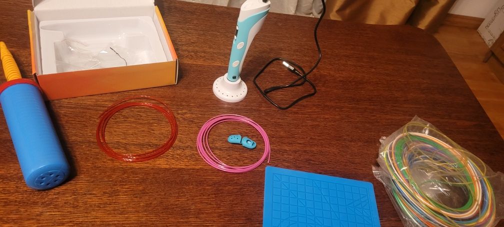 Pisak 3d z filamentem i podkładką gumową