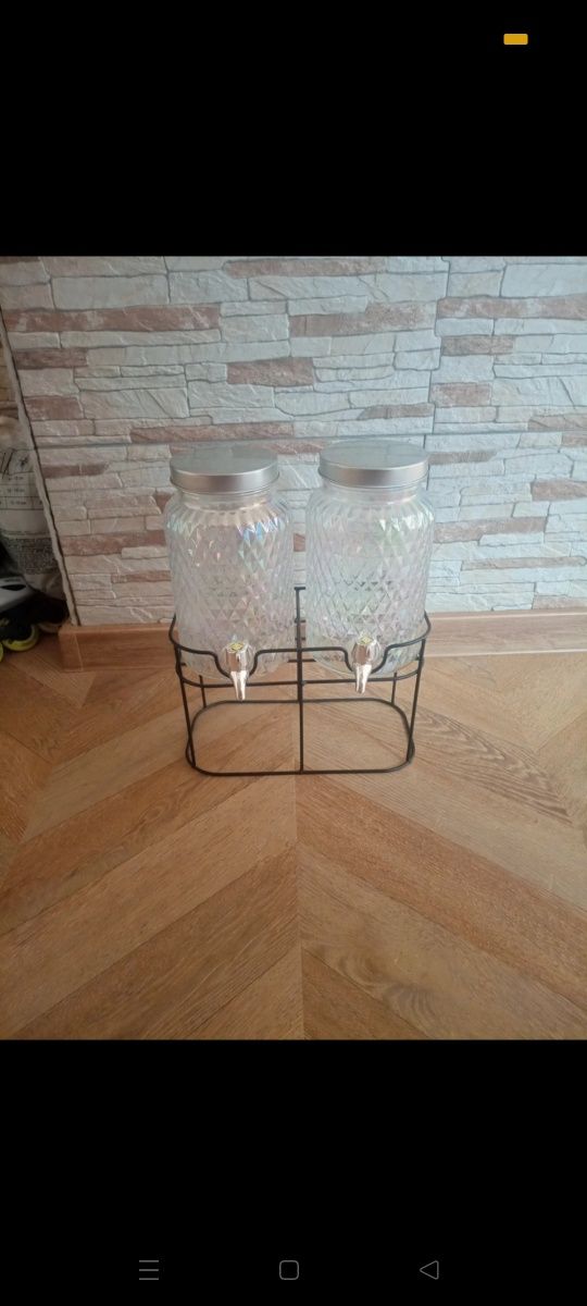 Pojemniki na wodę  na stojaku