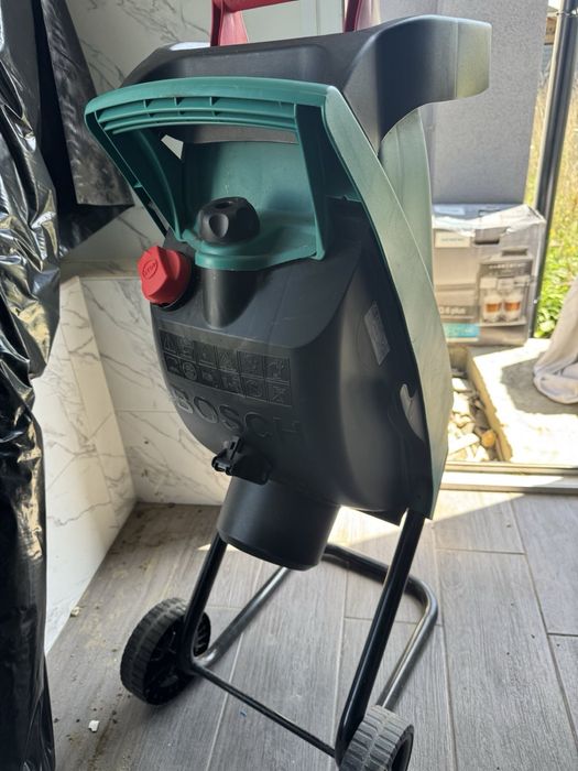 Подрібнювач гілок садовий,дробілка Bosch AXT Rapid 2200
