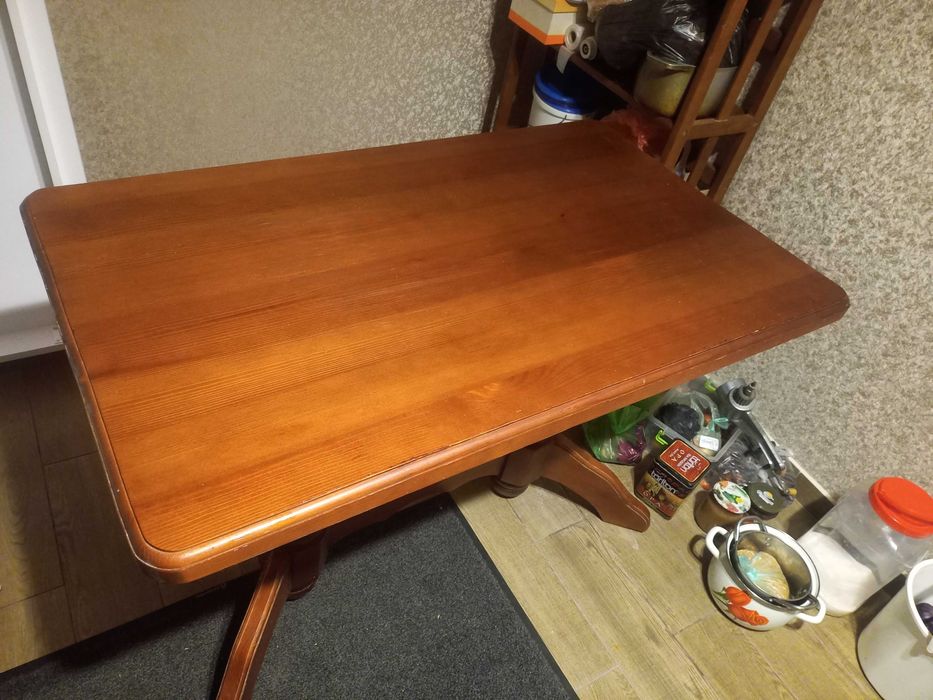 Стол для кухни из натурального дерева и табуретки.