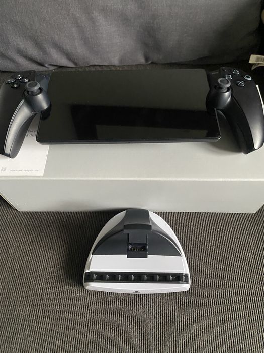 Sony Portal Playsration 5  Black (08.2025) + stacja dokujaca powerA
