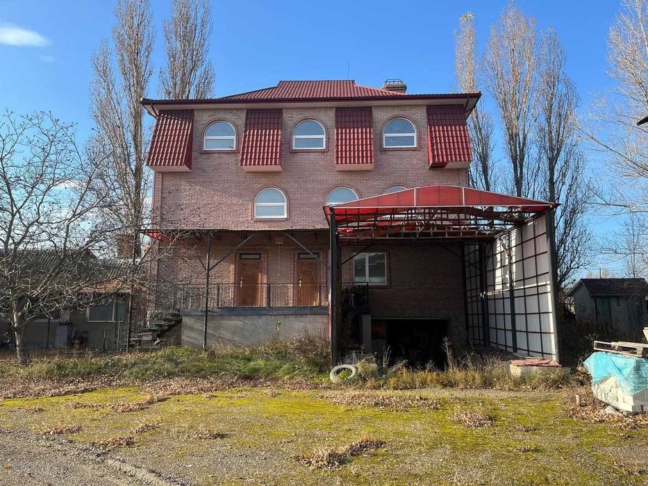 Здається в оренду трьох поверхова будівля та територія