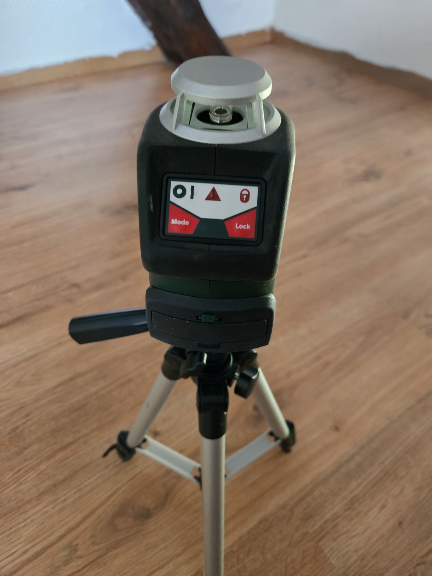 Laser krzyżowy bosch + statyw w155