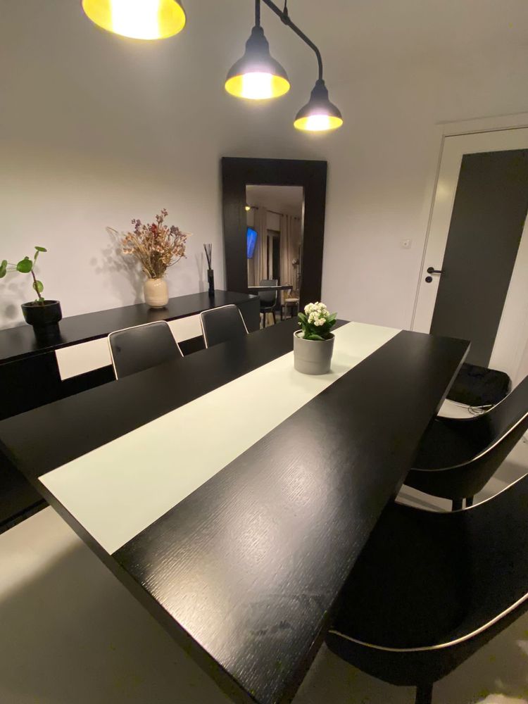Mesa de jantar preta e branca