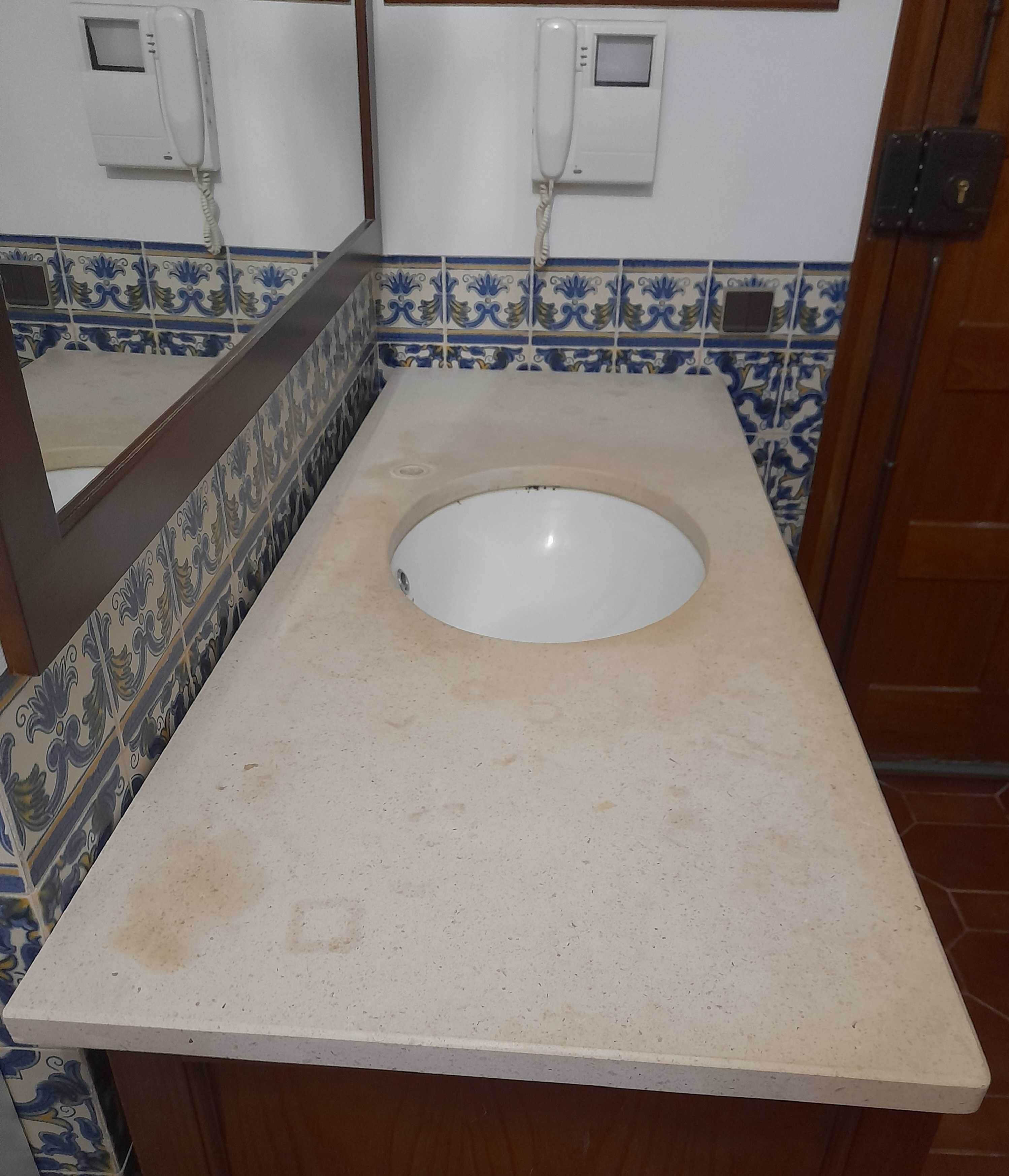 Movel WC com Espelho  em  muito bom estado