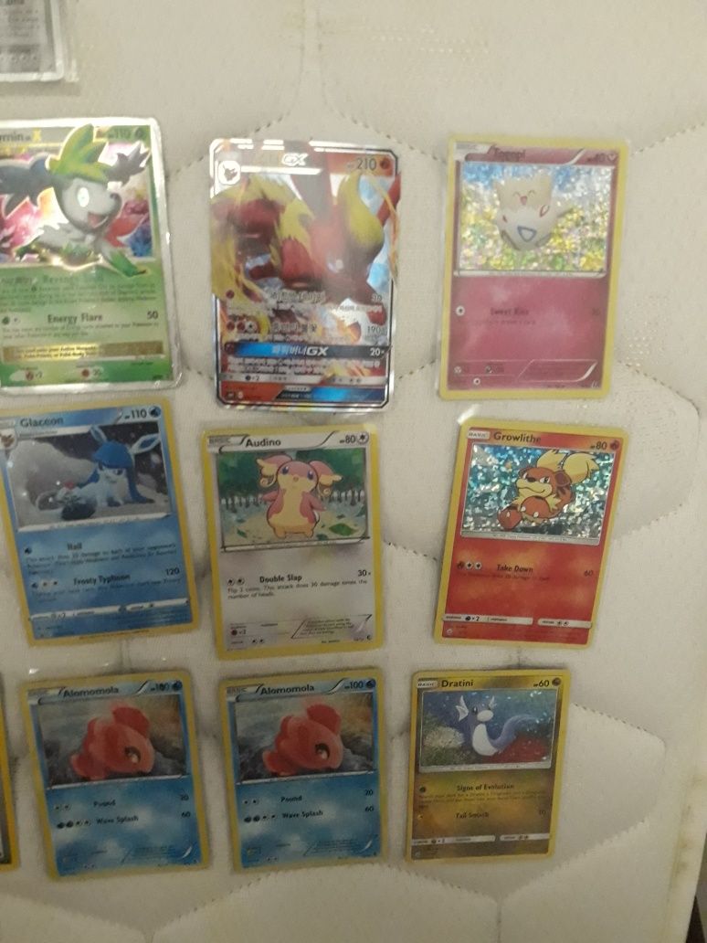 21 cartas pokemon com holo, charizard, eevolutions