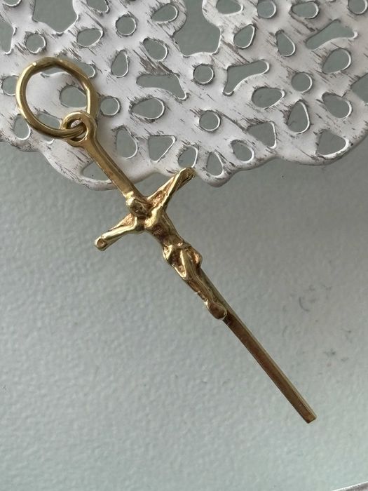 złoty krzyżyk 0,67 gr próba 585 złota przywieszka