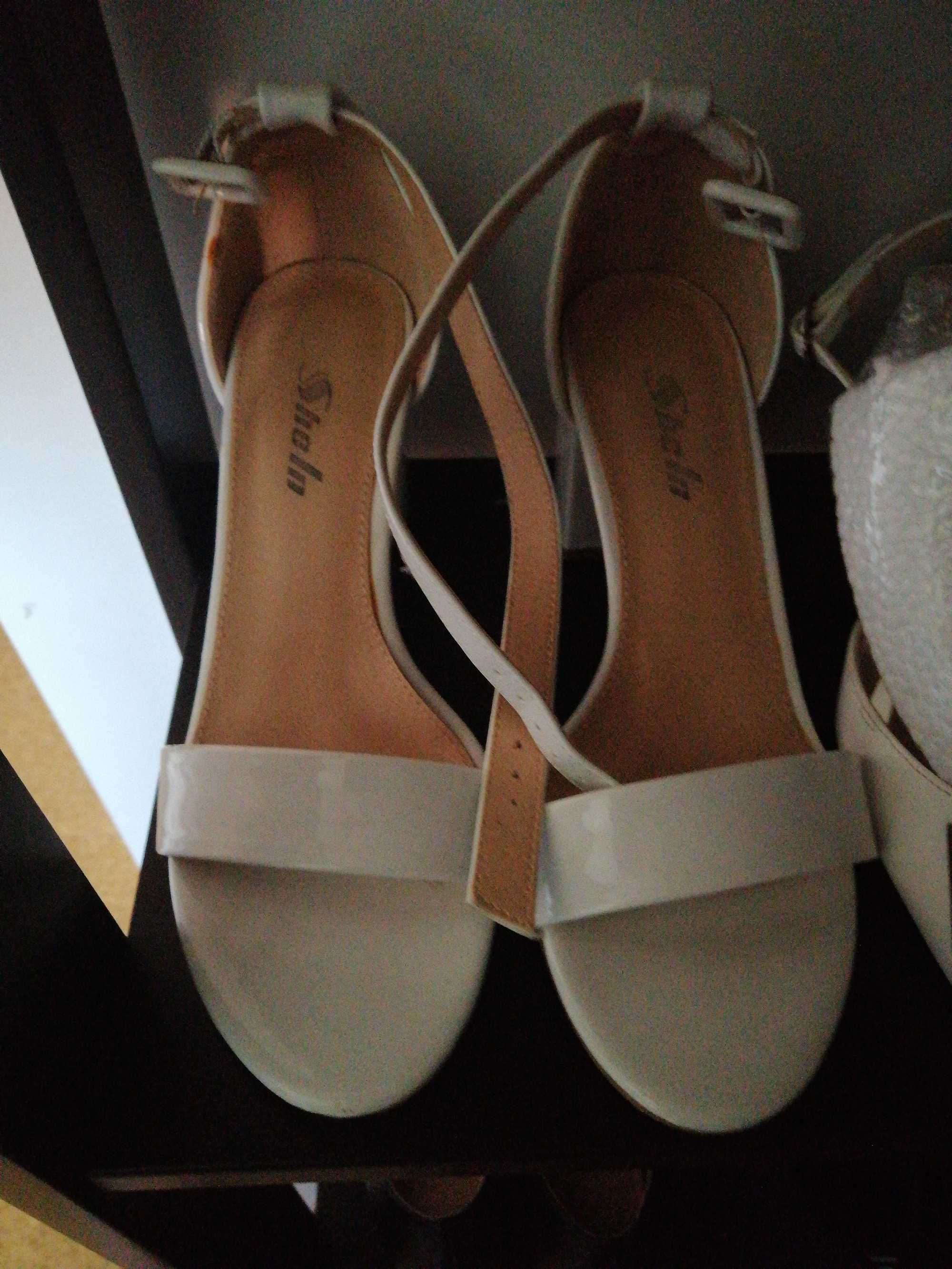 Sandalias brancas N. 36,5