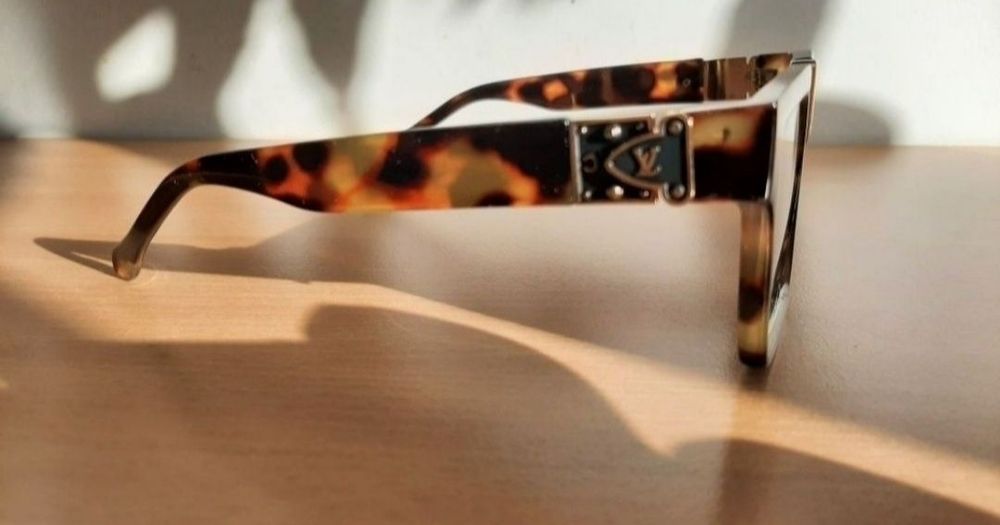 Louis Vuitton  okulary przeciwsłoneczne złote V nad nosem