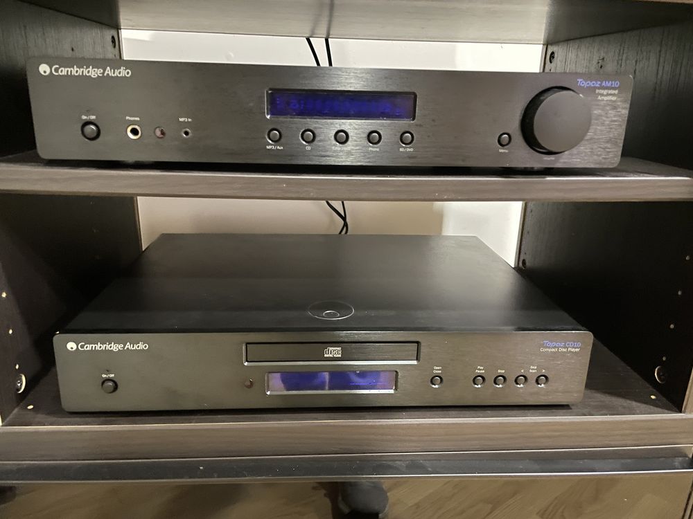 Sistema Hi-Fi (vinil gira-discos, amplificador, leitor cd, colunas)