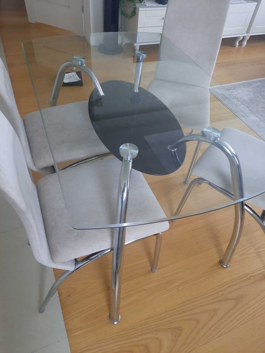 Stół szklany z 4 tapicerowanymi krzesłami