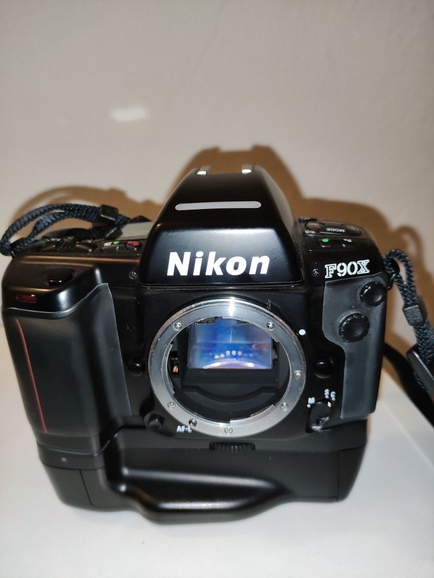 Máquina fotográfica Nikon F 90X com punho MB10 Bom funcionamento