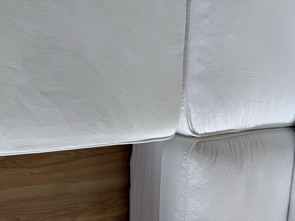 2 Sofás e repousa pés Ektorp, e mesa IKEA