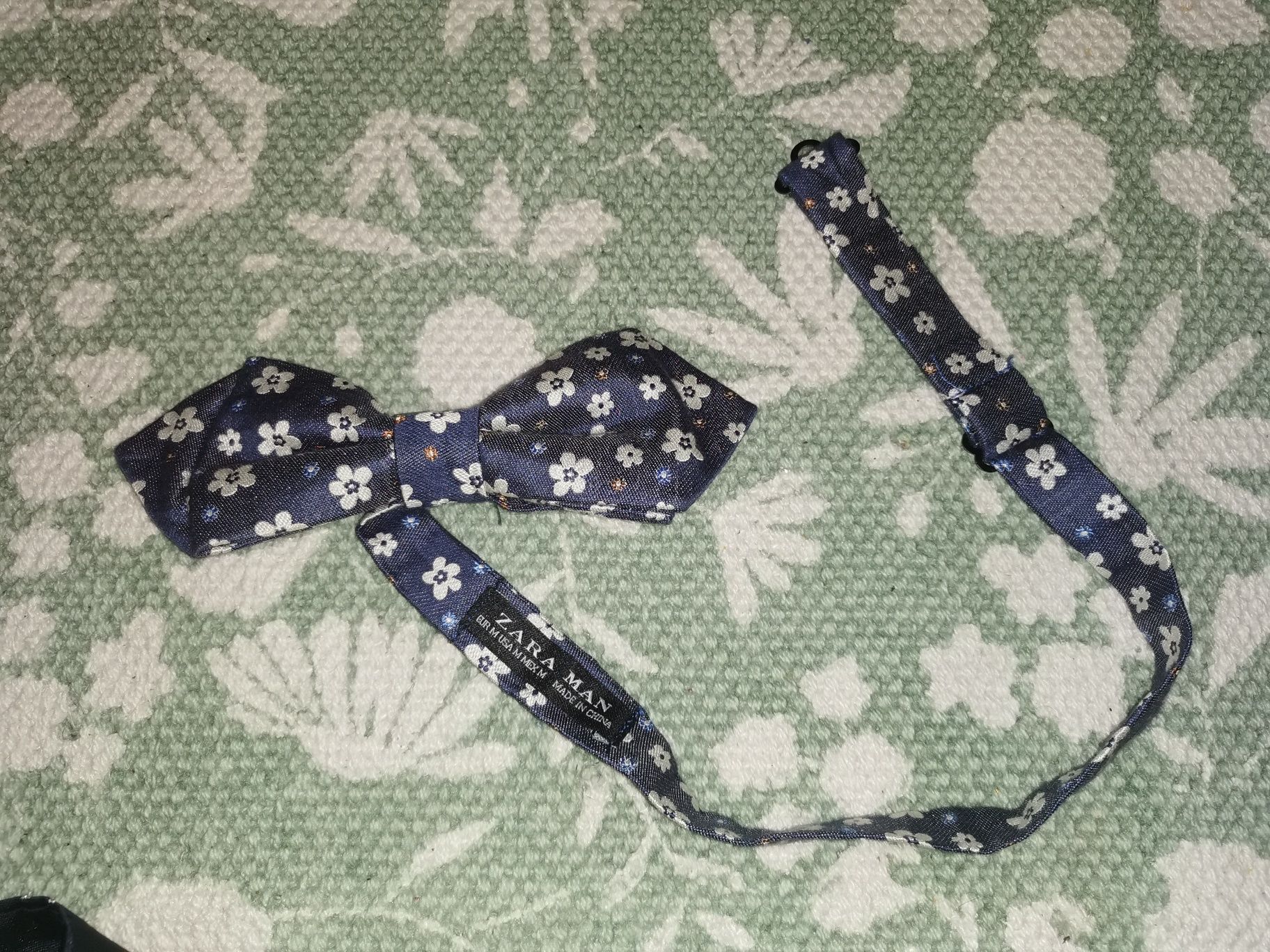 Laço azul com flores para cerimónias Zara