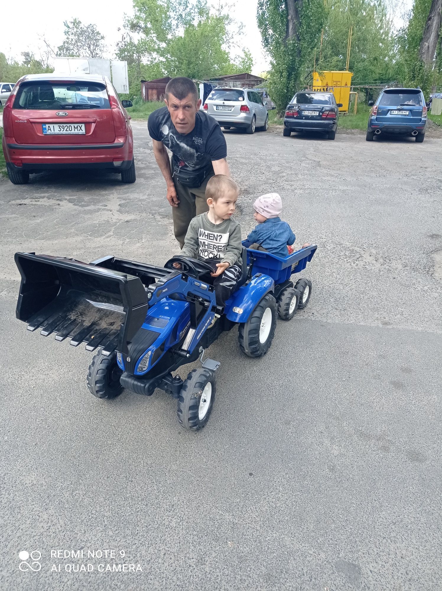 Педальний трактор з двома ковшами та прицепом