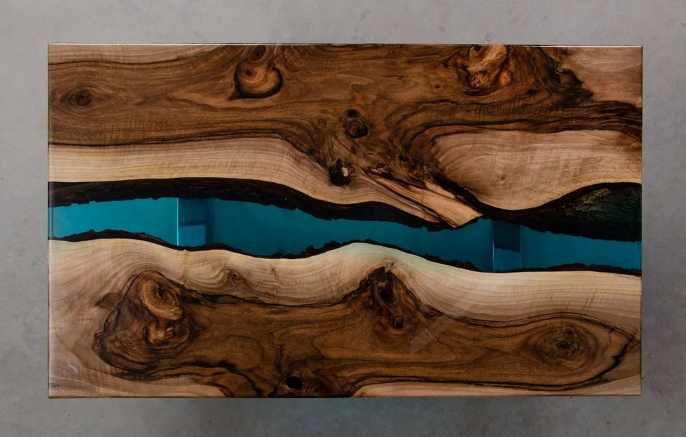 Stolik kawowy 80/50 cm z orzecha włoskiego i żywicy epoksydowej