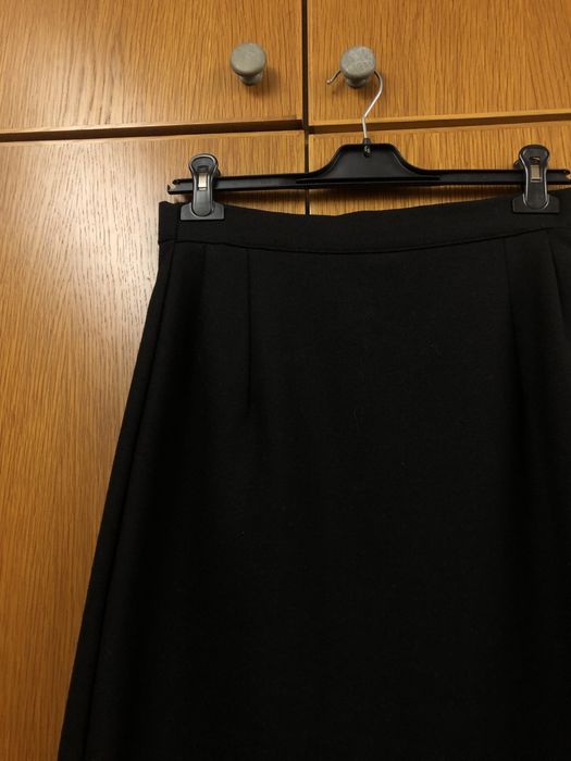 Saia forma preta de lã