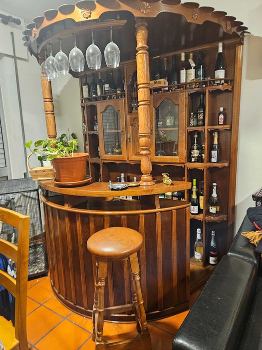 Bar em madeira com 2 bancos