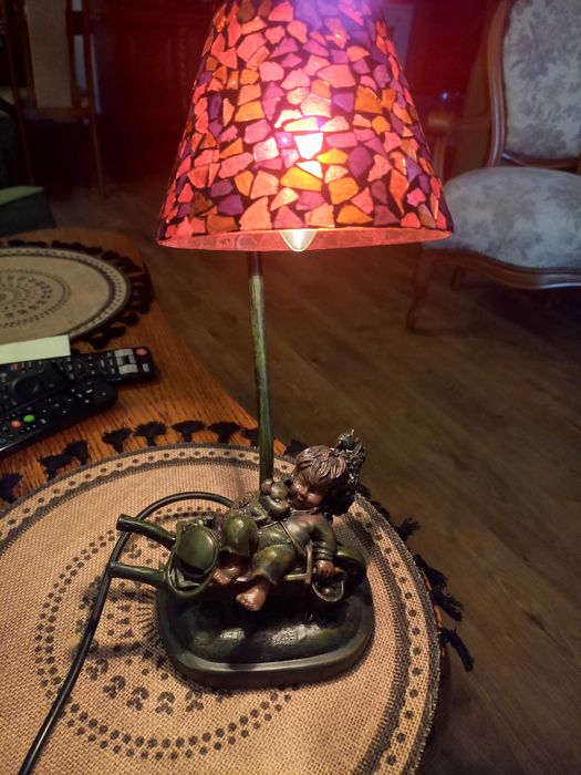 Lampka biurkowa z kloszem witrażowym