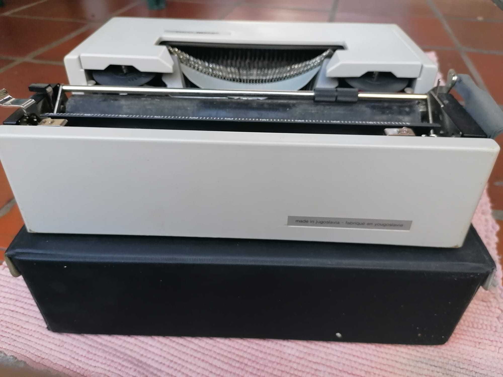 Máquina de escrever Oliveti Dora.