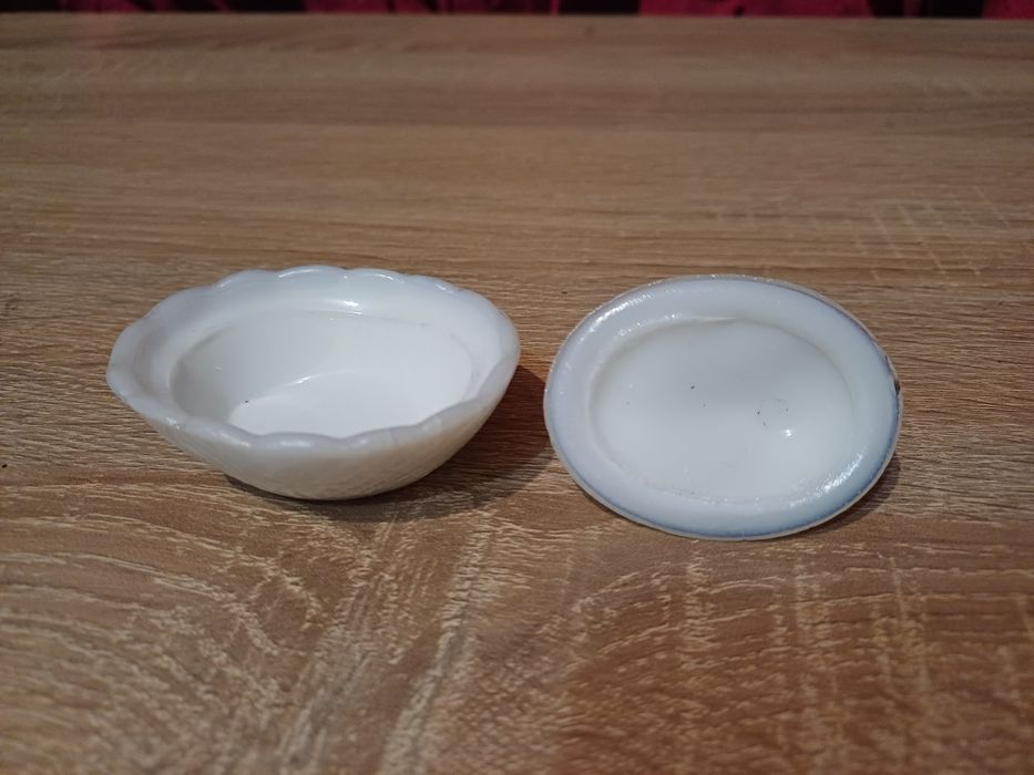 Mała szklana kura solniczka