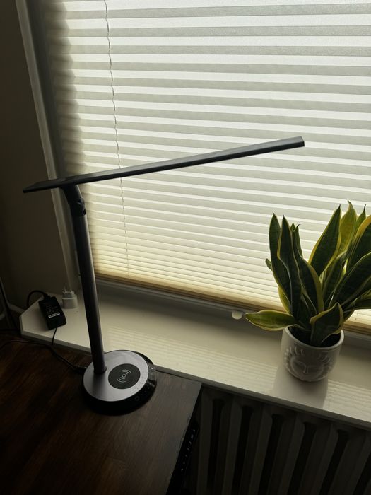 Lampka biurowa led z ładowarką indukcyjna