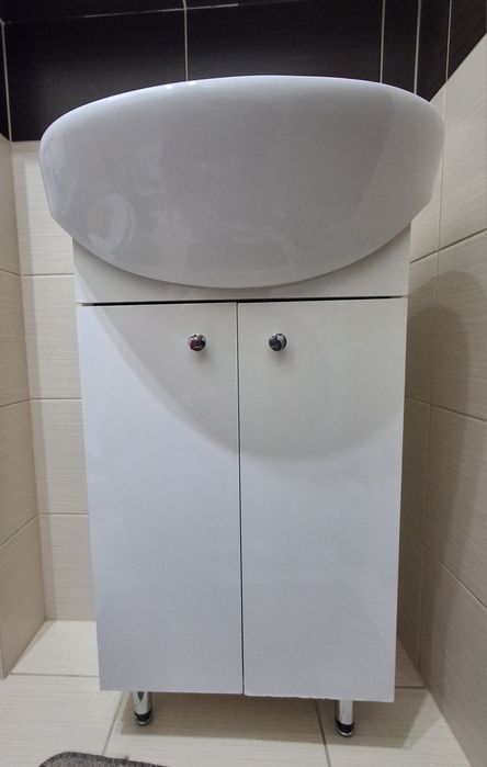 Szafka z umywalką wraz z baterią