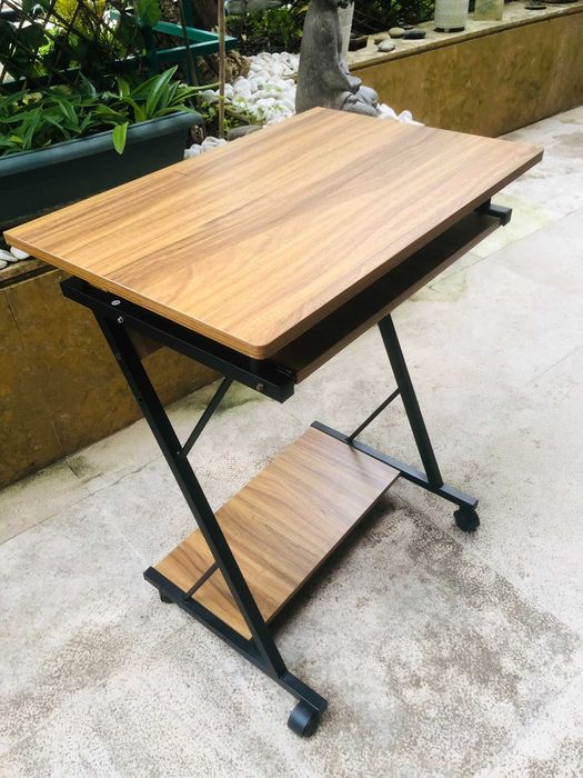 Mesa de contraplacado com gaveta