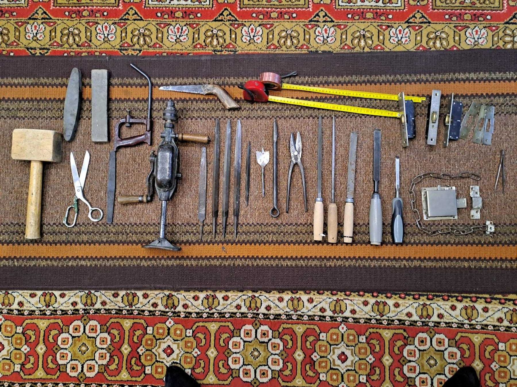 Инструмент разный - напильники, ножницы, дрель ручная, уровень и др.