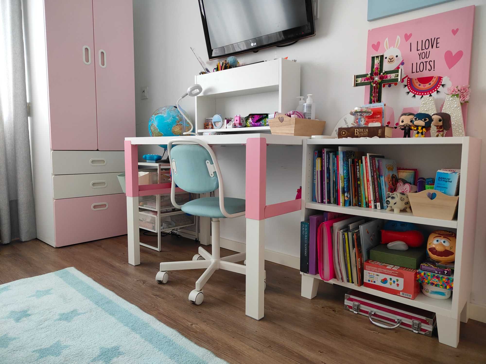 Quarto mesa/cadeira e estante de criança