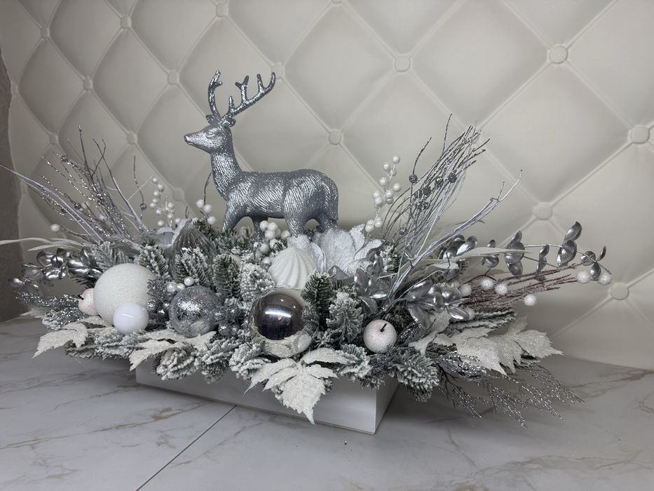 Різдвяна композиція зі штучних квітів