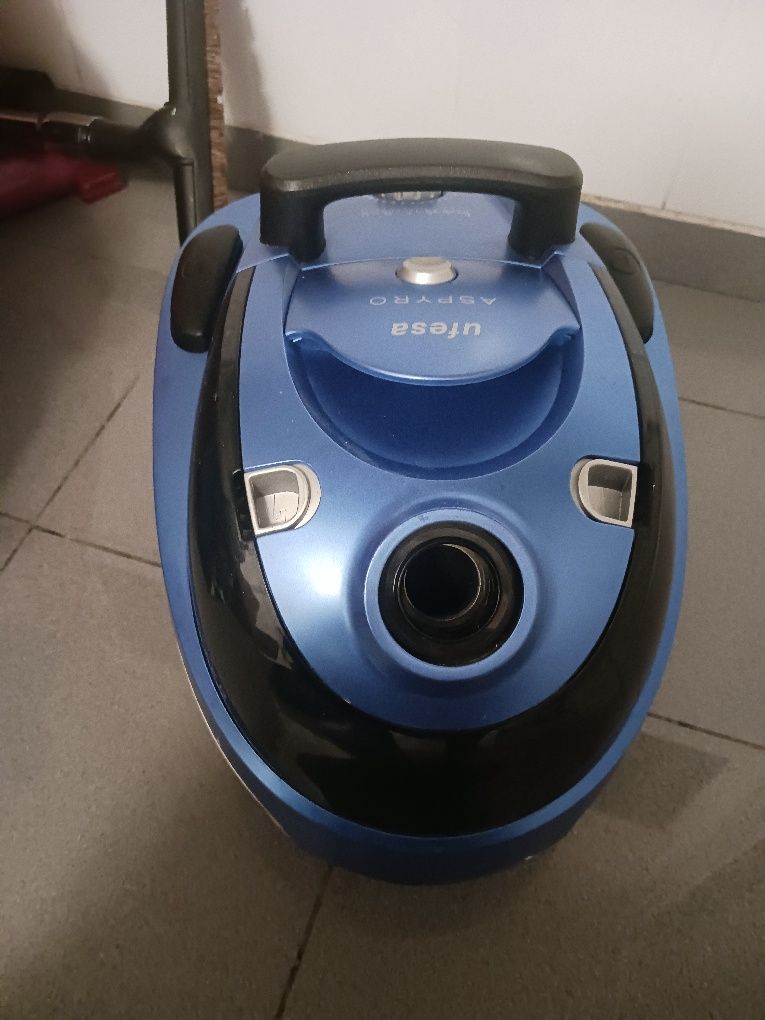 Aspirador ufesa  com os acessórios