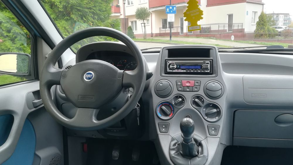 Sprzedam fiata Pandę oszczędna benzyna klima wspoma elektryka .