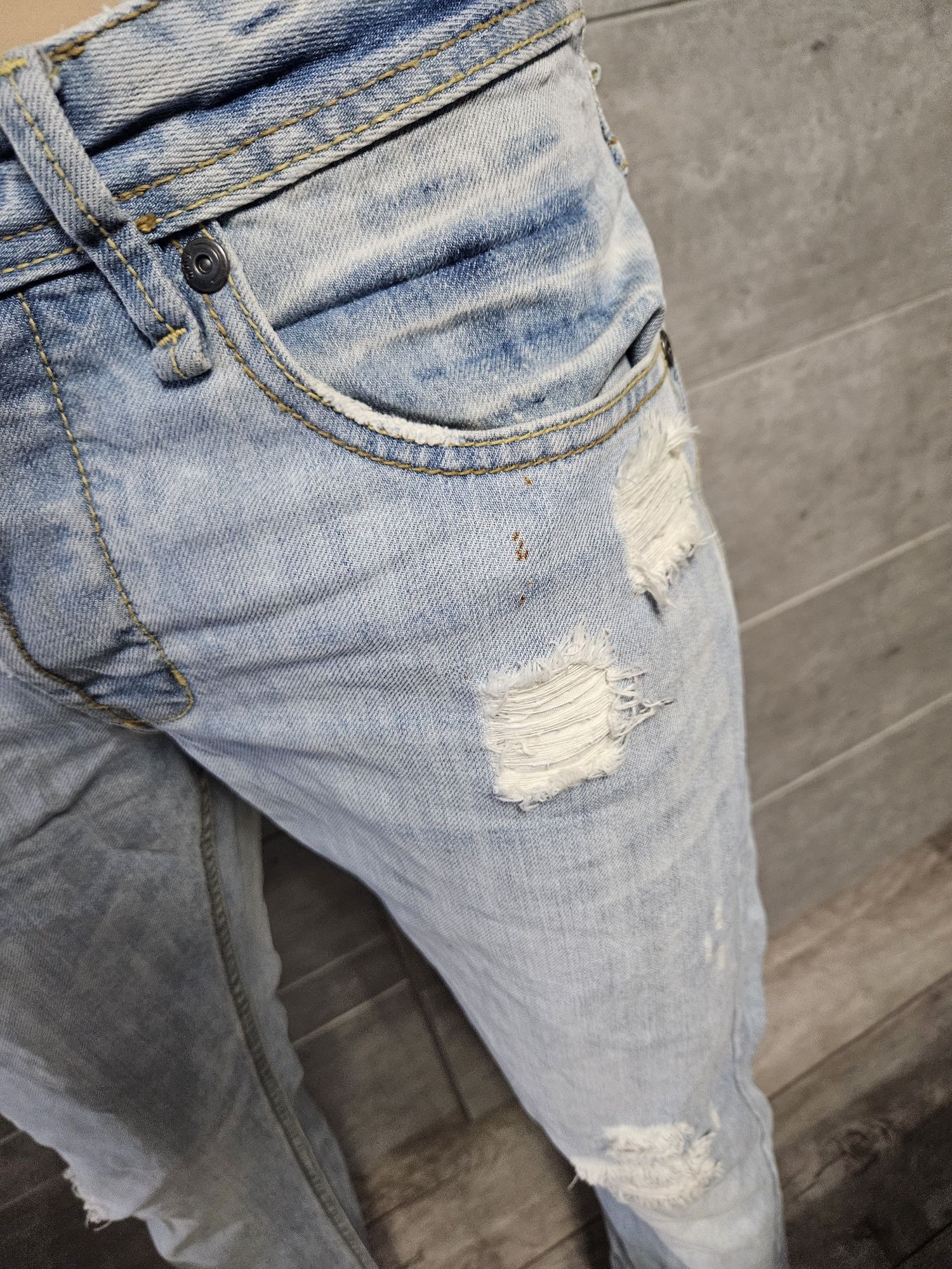Spodnie meskie jeansowe Bershka z rozdarciami rozm 40
