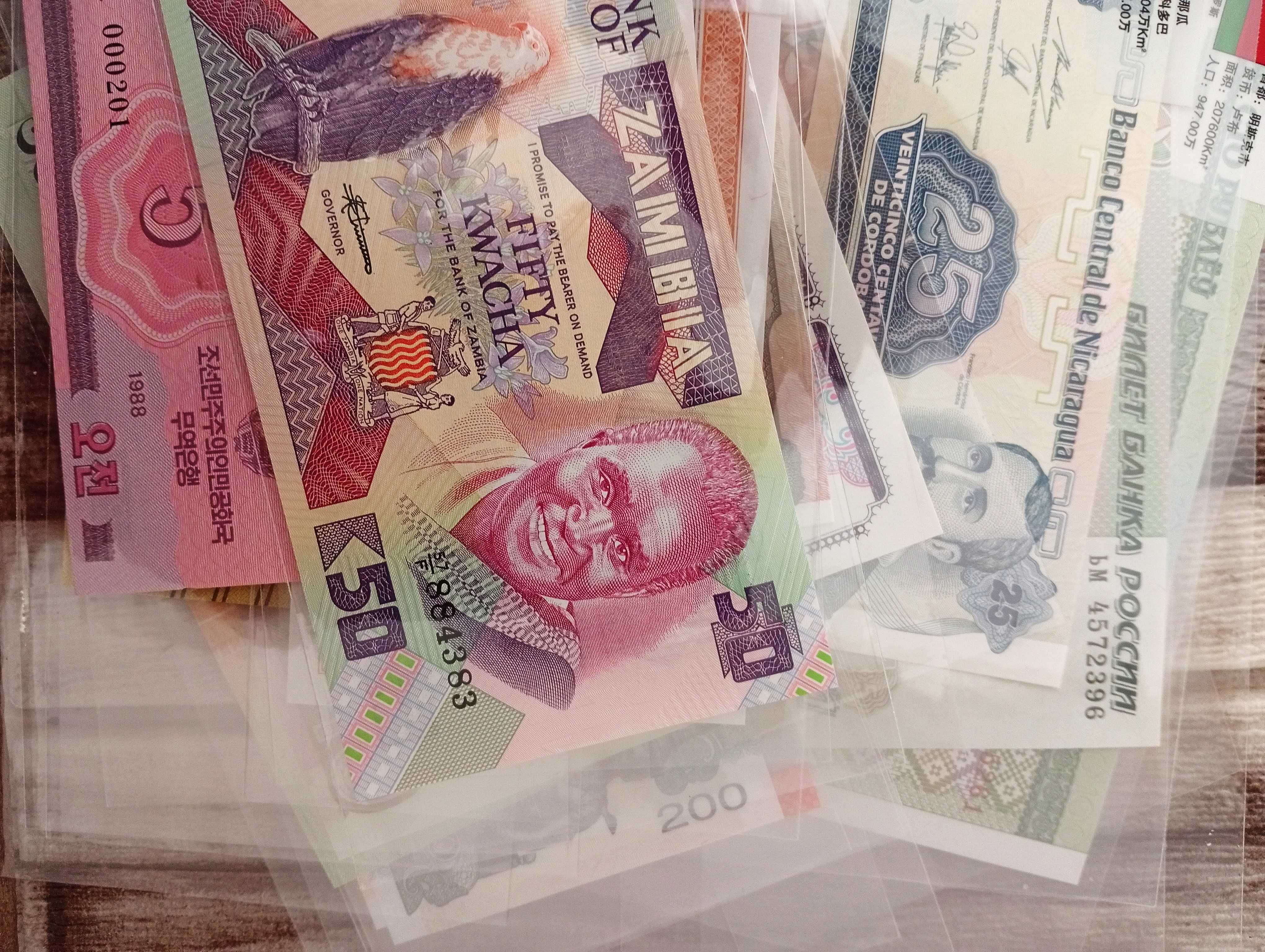 Lote de 50 Notas Estrangeiras de mais de 20 Países. Notas novas UNC.