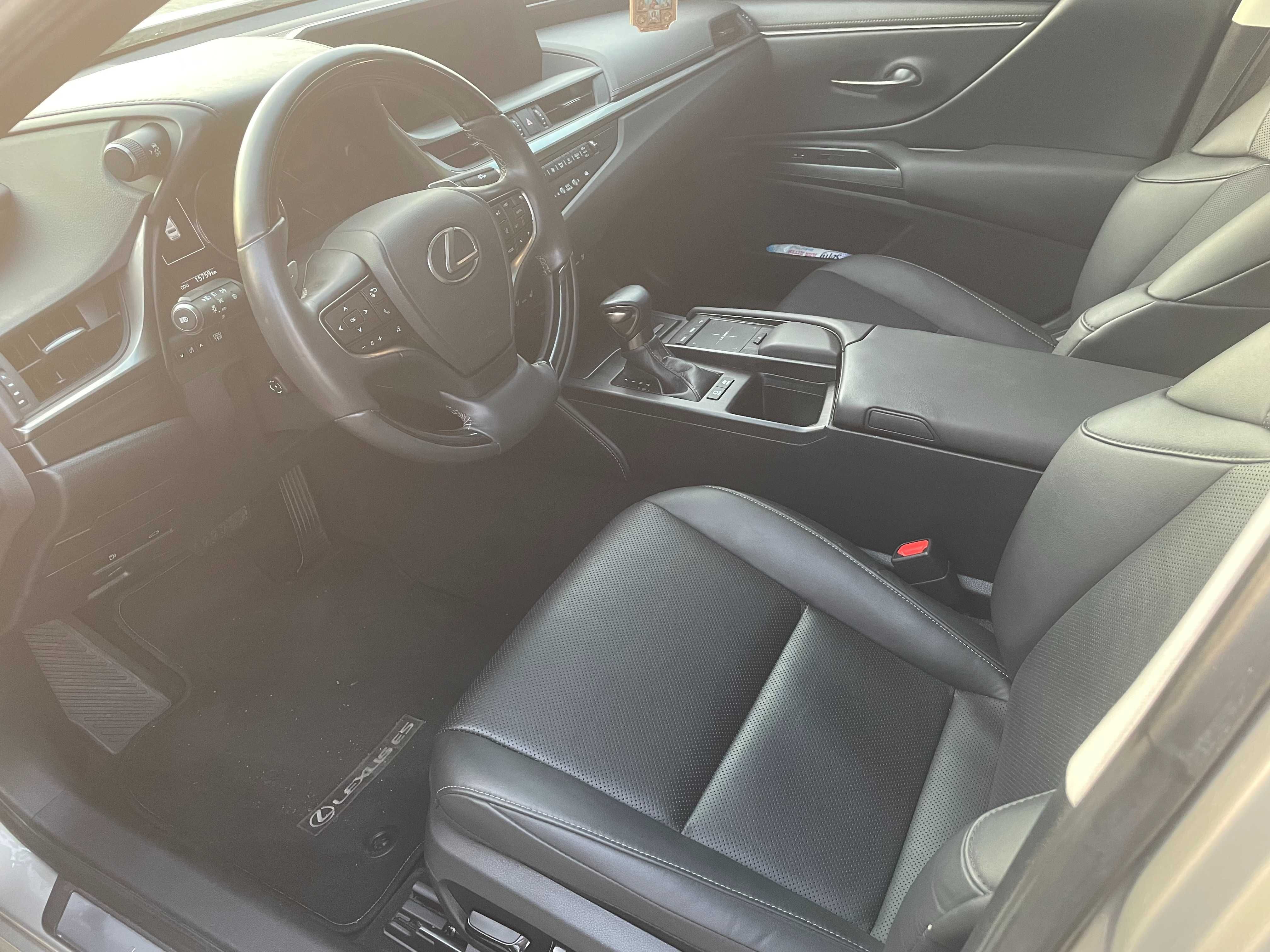 Продам шикарное авто Lexus ES 300h Hybrid Premium 2019