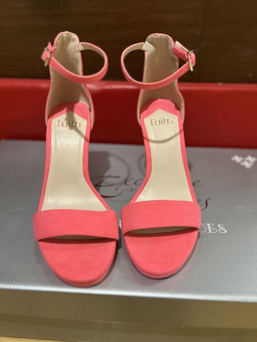 Жіночі босоніжки на підборах