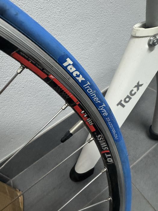 Rolo de ciclismo indoor tacx , com roda propria tacx, e tapete