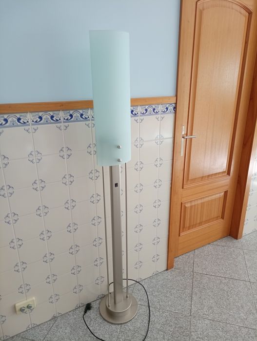 Candeeiro de pé prateado