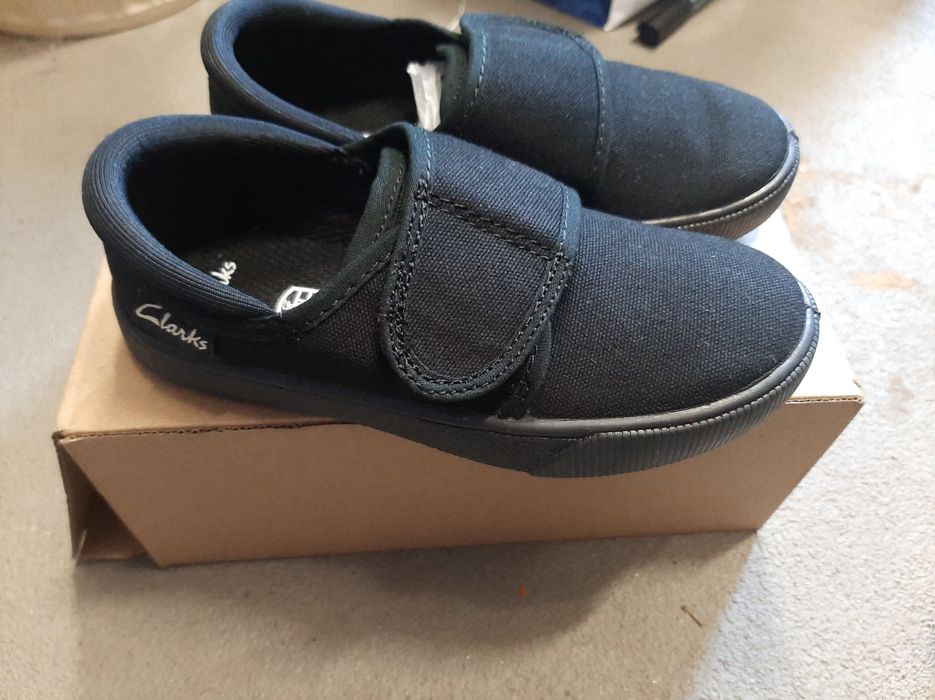 NOWE Clarks tenisówki na rzepy czarne wąskie rozm.27