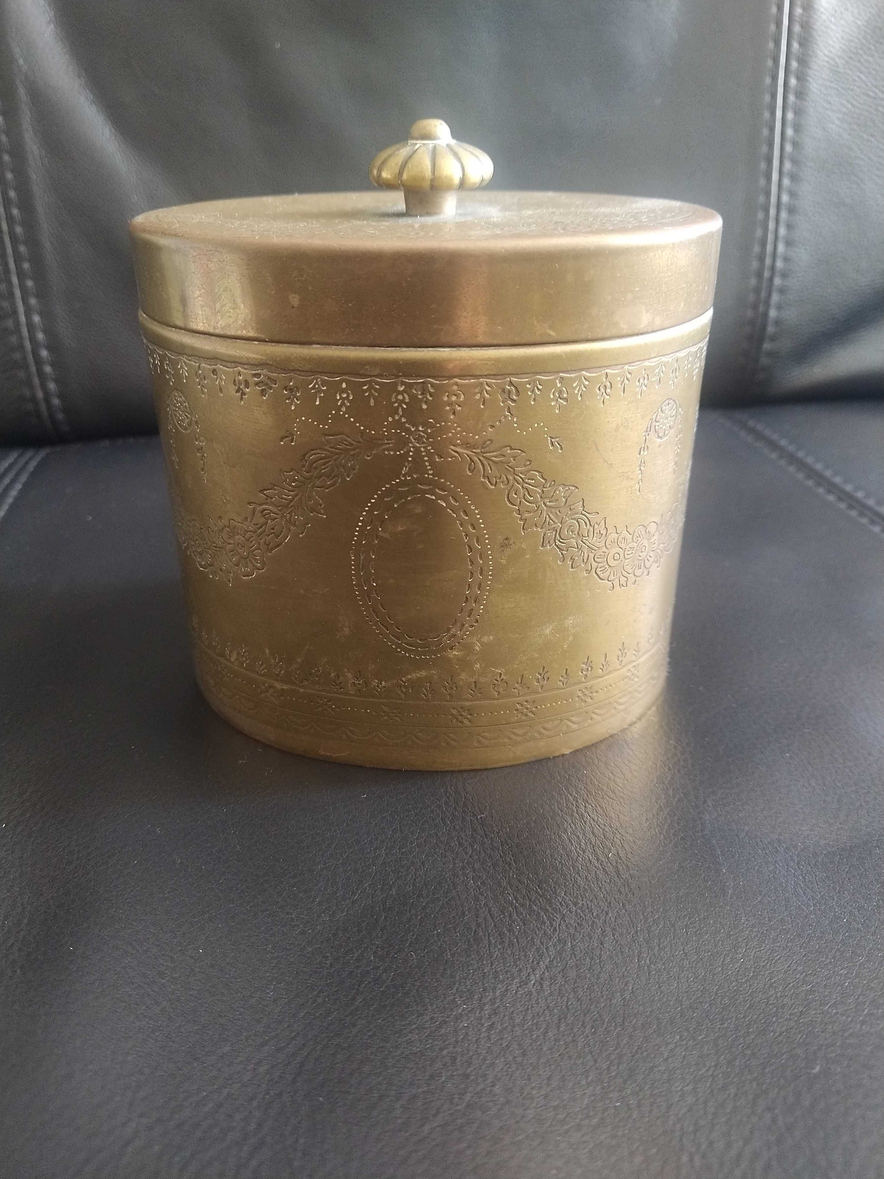 Antiga lata de chá, em latão dourado, com relevos