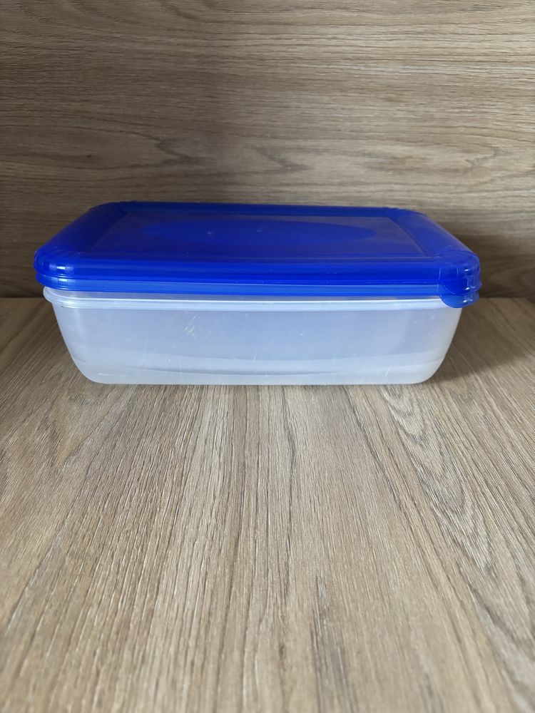 Pudełka plastikowe z przykrywkami 4 szt