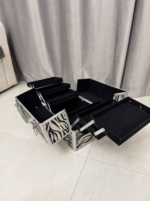 косметичний кейс або органайзер для макіяжу з принтом зебри